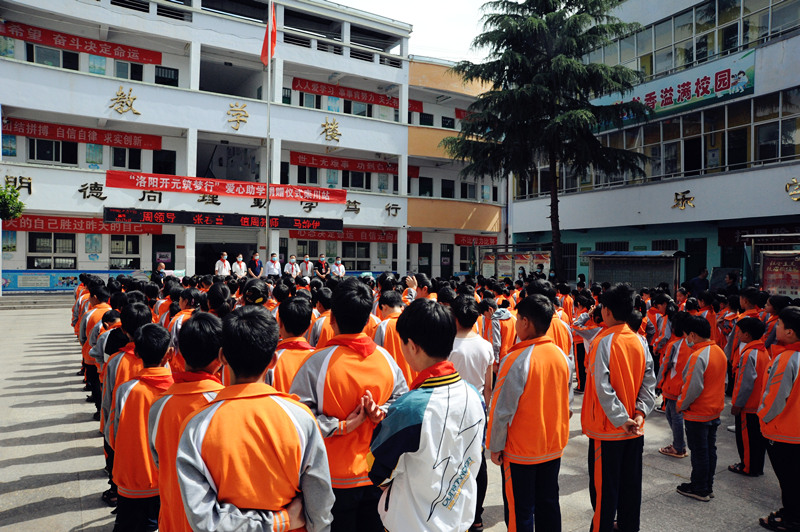 “洛陽(yáng)開元筑夢(mèng)行”六一愛(ài)心助學(xué)活動(dòng)第一站!!!!SIMPLE_HTML_DOM__VOKU__PIPE!!!!欒川縣秋扒鄉(xiāng)捐贈(zèng)儀式圓滿舉行